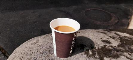 ai generato tazza di caffè su un' grande roccia foto