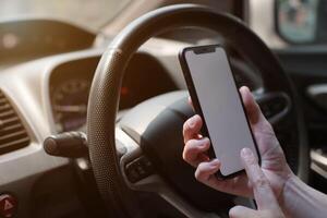 Telefono nel macchina, mano utilizzando smartphone su auto foto