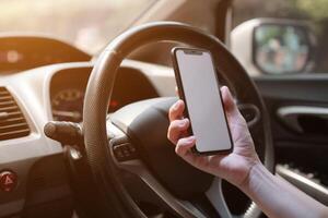 Telefono nel macchina, mano utilizzando smartphone su auto foto