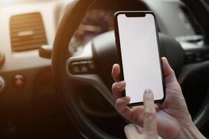 Telefono nel macchina, mano utilizzando smartphone su auto foto