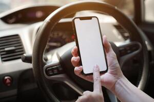 Telefono nel macchina, mano utilizzando smartphone su auto foto