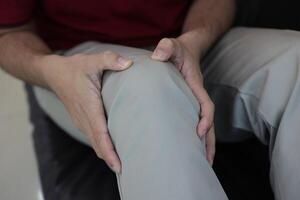 ginocchio massaggio per alleviare dolore, osteoartrite, ginocchio dolore, ginocchio infiammazione foto