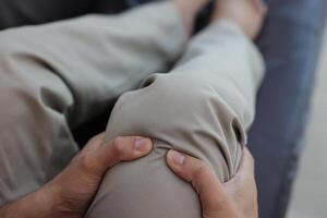 ginocchio massaggio per alleviare dolore, osteoartrite, ginocchio dolore, ginocchio infiammazione foto