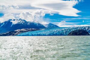 Visualizza di il maestoso blu ghiaccio di ghiacciaio grigio su il acqua di lago grigio nel torres del paine nazionale parco, chile foto