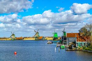 Visualizza di mulini a vento a zaanse schans nel Olanda foto