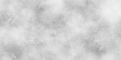 bianca nuvoloso cielo o Cloudscape o nebbia, nero e bianca pendenza acquerello sfondo, calcestruzzo arte ruvido stilizzato nuvoloso bianca carta struttura, grunge nuvole o smog struttura con macchie. foto