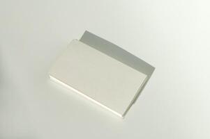 bianca vuoto attività commerciale carta su Marrone carta sfondo con morbido ombra. foto