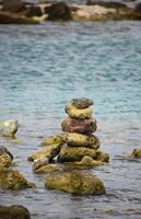 pila di pietre simbolico di consapevolezza e meditazione foto