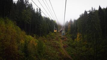 cavo auto nel autunno carpazi montagne foto