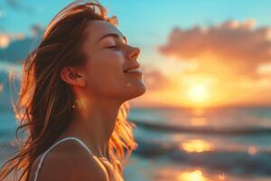 ai generato un' donna è sorridente e guardare su a il sole foto