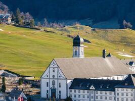 Esperienza lusso a il alpino Hotel e Chiesa, collocato nel Engelberg, Svizzera. foto