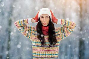 inverno giovane donna ritratto. bellezza gioioso modello ragazza ridendo e avendo divertimento nel inverno parco. bellissimo giovane donna all'aperto. godendo natura, orario invernale foto