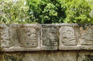 tzompantli dettaglio a chichen itza, Meraviglia di il mondo foto