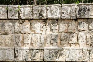 il tzompantli a chichen itza, Meraviglia di il mondo foto