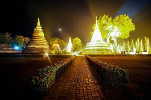 paesaggio storico parco nel Tailandia a notte. il antico tempio quello regali gli esseri umani è collocato nel della tailandese storico città. mondo eredità. foto