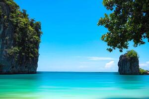 aereo panorama di della tailandese verdeggiante, lussureggiante tropicale isola, nazionale parco isola, con blu e acquamarina il mare, e nuvole splendente di luce del sole nel il sfondo. foto