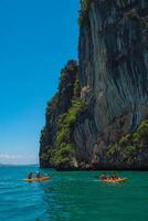 krabi, Tailandia, 2017 - aereo panorama di della tailandese verdeggiante, lussureggiante tropicale isola, nazionale parco isola, con blu e acquamarina il mare, e nuvole splendente di luce del sole nel il sfondo. foto