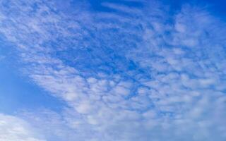 blu cielo con chimico scie chimiche cumulo nuvole scalare onde cielo foto