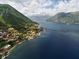 ricorrere cittadina tra verde alberi su un' versante di il mare. dobrota, montenegro. fuco foto