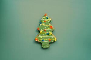verde smaltato Natale albero biscotto su un' buio verde sfondo foto