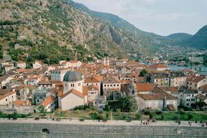 Chiesa di st. Nicholas contro il fondale di vecchio case con rosso tetti. Cattaro, montenegro foto