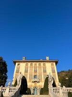 Milano, Italia - 12 novembre 2023. sculture su il balaustra vicino il vecchio villa cantone. bergamo, Italia foto