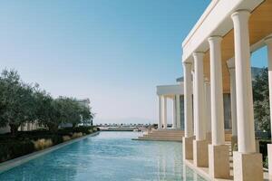 lungo passaggio con colonne di il piscina. Hotel amanzoe. Peloponneso, Grecia foto