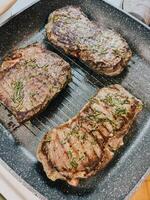 pezzi di carne con rosmarino siamo fritte nel un' griglia padella foto