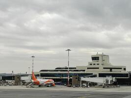 Milano, Italia - 17 agosto 2023. passeggeri aereo con coperto scale d'aria sta nel davanti di il aeroporto foto