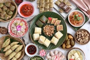 ai generato Ketupat Lebaran menù, indonesiano celebrativo piatto riso torta, vario lato piatti, eid celebrazioni foto