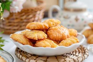 ai generato kue kastengel biscotti. indonesiano tradizionale eid biscotti, kue Lebaran foto