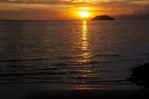 bellissimo tramonto a tanjung aru spiaggia, Malaysia. foto