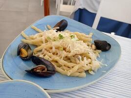 un' mitilo pasta piatto servito con grattugiato formaggio e crescione, procida, golfo di Napoli, Italia foto