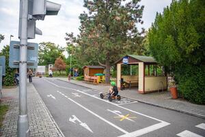 praga, ceco repubblica - ottobre 10, 2023. bambini cavalcata pubblico Bici su uno di traffico terreno di gioco nel praga, ceco repubblica, Europa. alto qualità foto