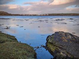 bellissimo costiero paesaggio scenario, selvaggio atlantico modo, verde collina, isola, verde erba spiaggia a silverstrand nel Galway, Irlanda, natura sfondo, sfondo foto