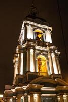illuminato campana Torre nel Mosca nel inverno sera foto