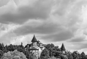 fotografia su tema antico mattone castello con grande Torre foto