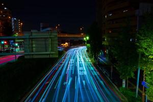 un' notte traffico marmellata a il centro strada nel tokyo largo tiro foto