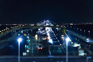 un' notte miniatura traffico marmellata su il autostrada a tokyo baia la zona foto