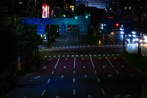 un' notte traffico marmellata a il centro strada nel tokyo lungo tiro foto