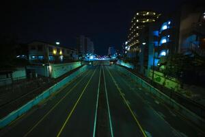 un' notte traffico marmellata a il centro strada nel tokyo largo tiro foto