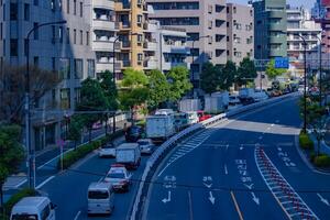 un' traffico marmellata a il città strada nel tokyo teleobiettivo tiro foto