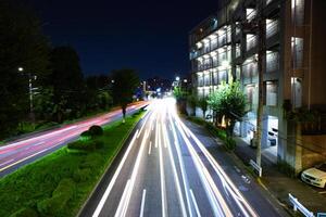 un' notte traffico marmellata a il centro strada nel tokyo largo tiro foto