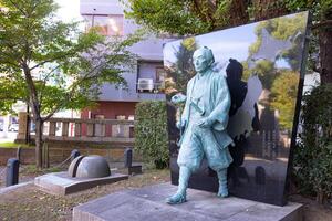 un' giapponese pietra statua a tomioka santuario con copyspace foto