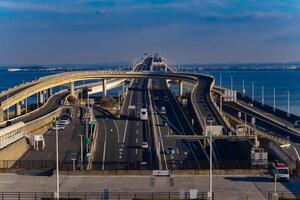 un' crepuscolo traffico marmellata su il autostrada a tokyo baia la zona nel chiba foto