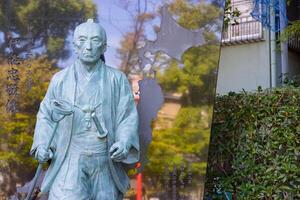 un' giapponese pietra statua a tomioka santuario con copyspace foto