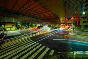 un' notte traffico marmellata a il centro strada nel tokyo largo tiro foto