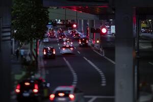 un' notte miniatura traffico marmellata a il urbano strada nel tokyo foto