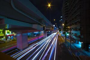 un' notte traffico marmellata sotto il autostrada nel tokyo largo tiro foto