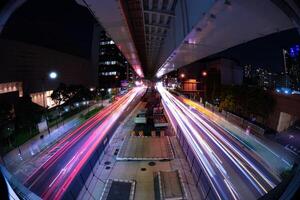 un' notte lasso di tempo di il traffico marmellata a il città strada nel tokyo occhio di pesce tiro foto